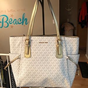 COPY - Michael Kors Voyager Signature Tote